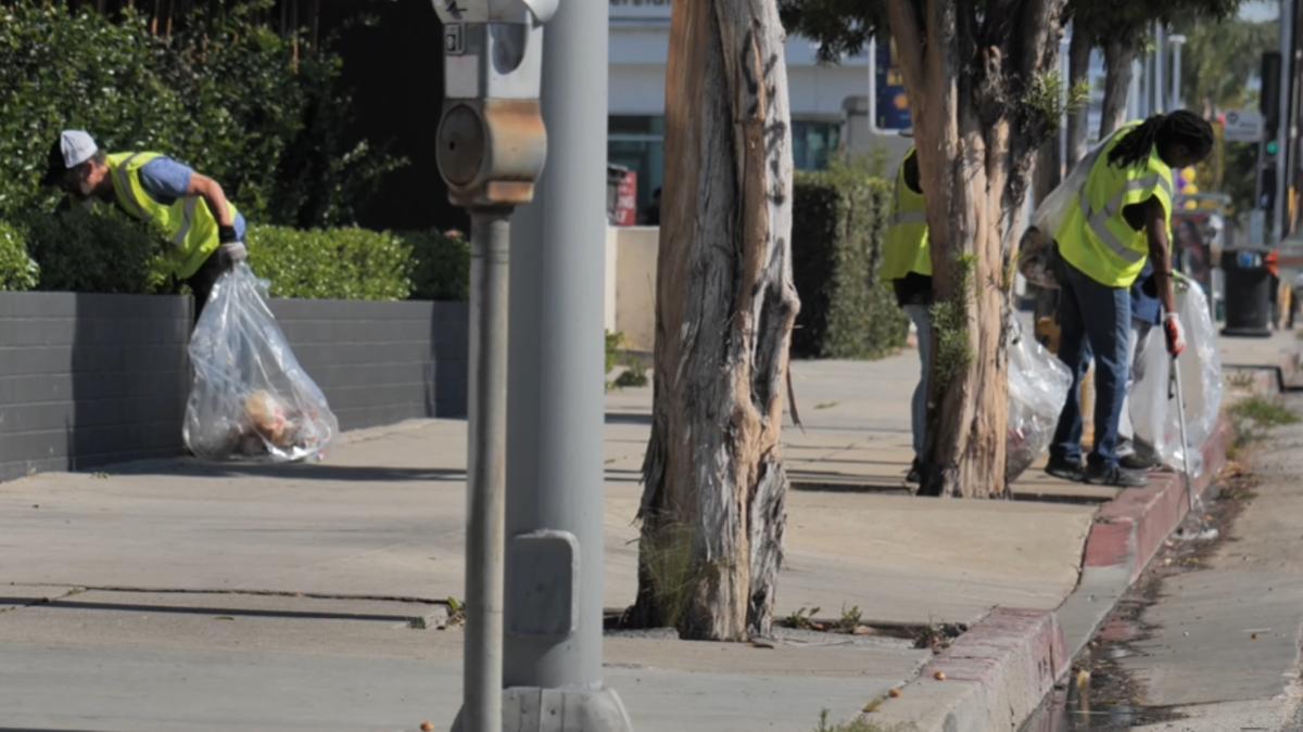 Voluntarios de Volunteers Cleaning Communities limpiando las calles de Los Ángeles.