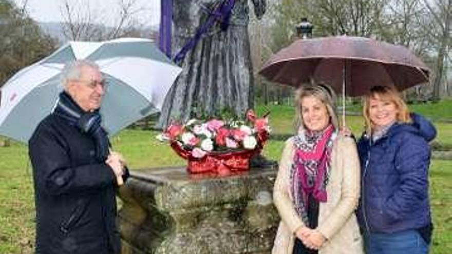 El homenaje ante la estatua. // FdV