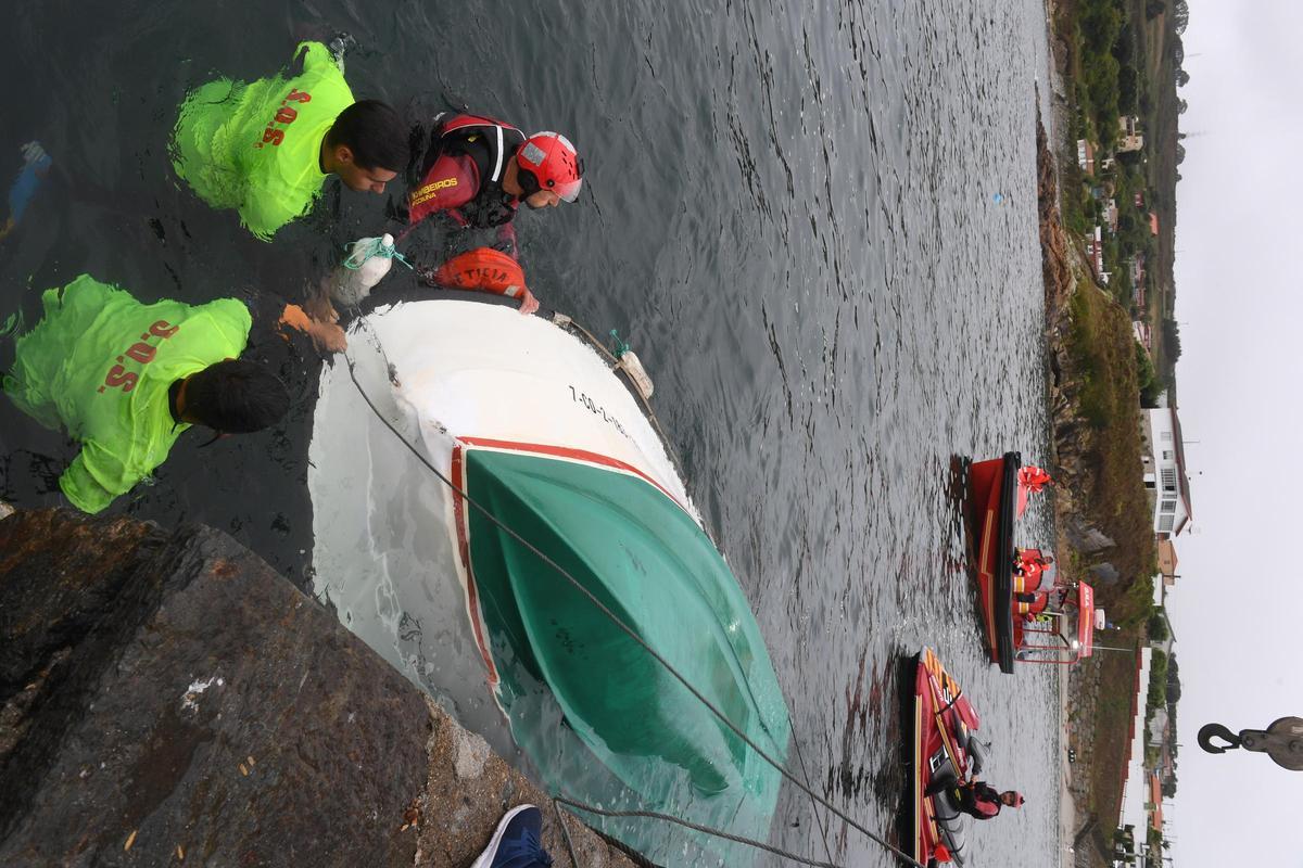 Un fallecido y dos rescatados tras volcar un bote en Suevos