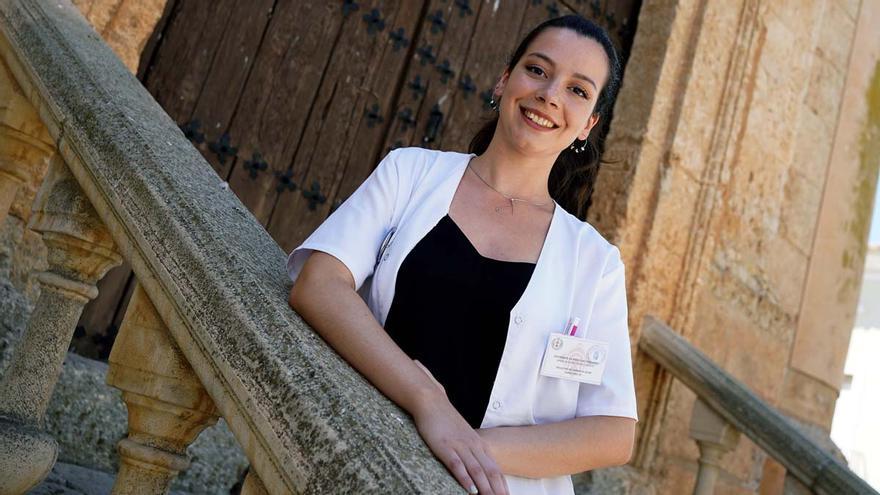 María Dolores Torres, estudiante de Farmacia becada con una Campus Rural