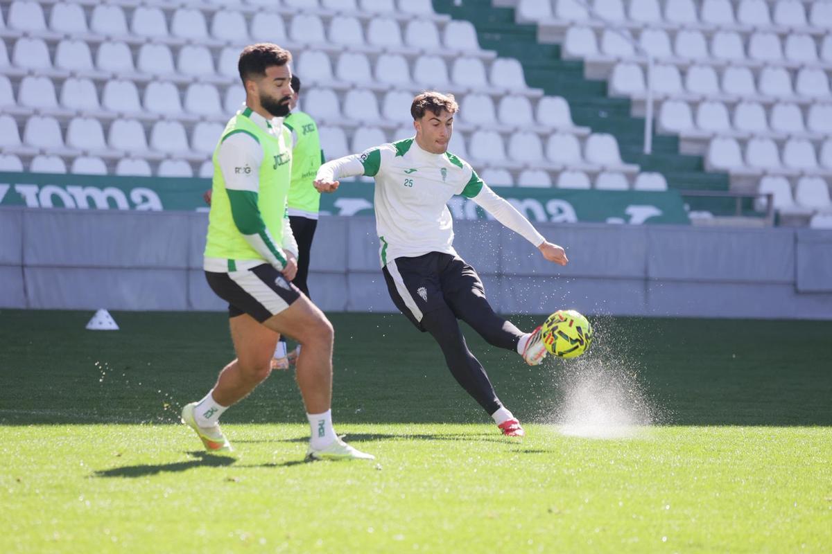 Mikel Goti ensaya un disparo bajo la presión de Rubén Alves, en la sesión de ayer.
