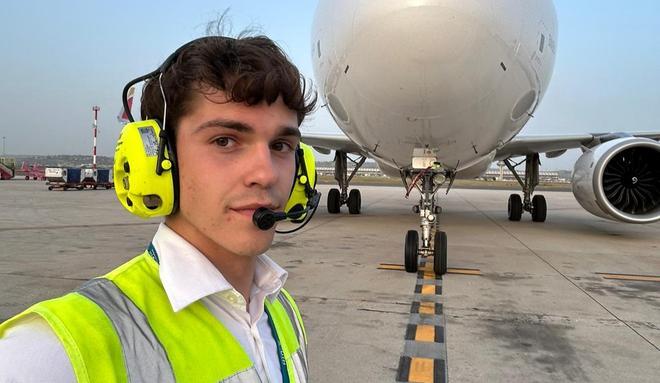 David, el madrileño que pilota aviones con 20 años: "Siempre supe que mi futuro estaba dentro de una cabina"