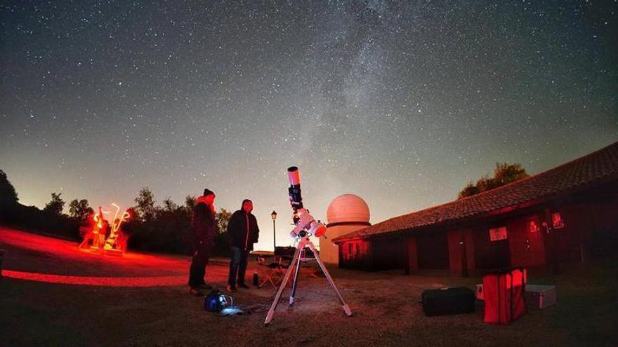 Un telescopi sota el cel estrellat a l’Observatori de Pujalt