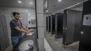 La zona de duchas del espacio provisional que ocupa ahora el gimnasio social Sant Pau, en Barcelona.