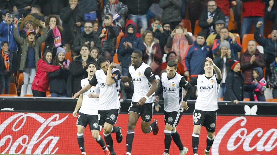 Los jugadores valencianistas celebran un gol ante el Girona.