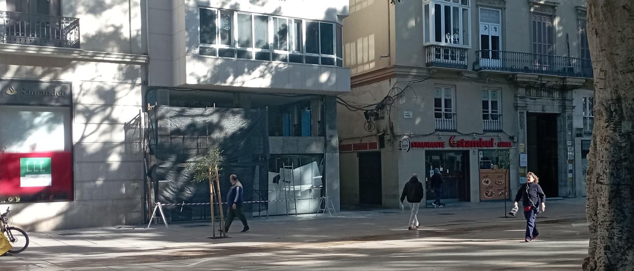 El edificio de la antigua Fonda de Oriente, a la derecha, junto a calle Comisario, la semana pasada.