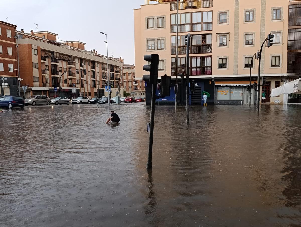 Una persona trata de desaguar las calles en Toro