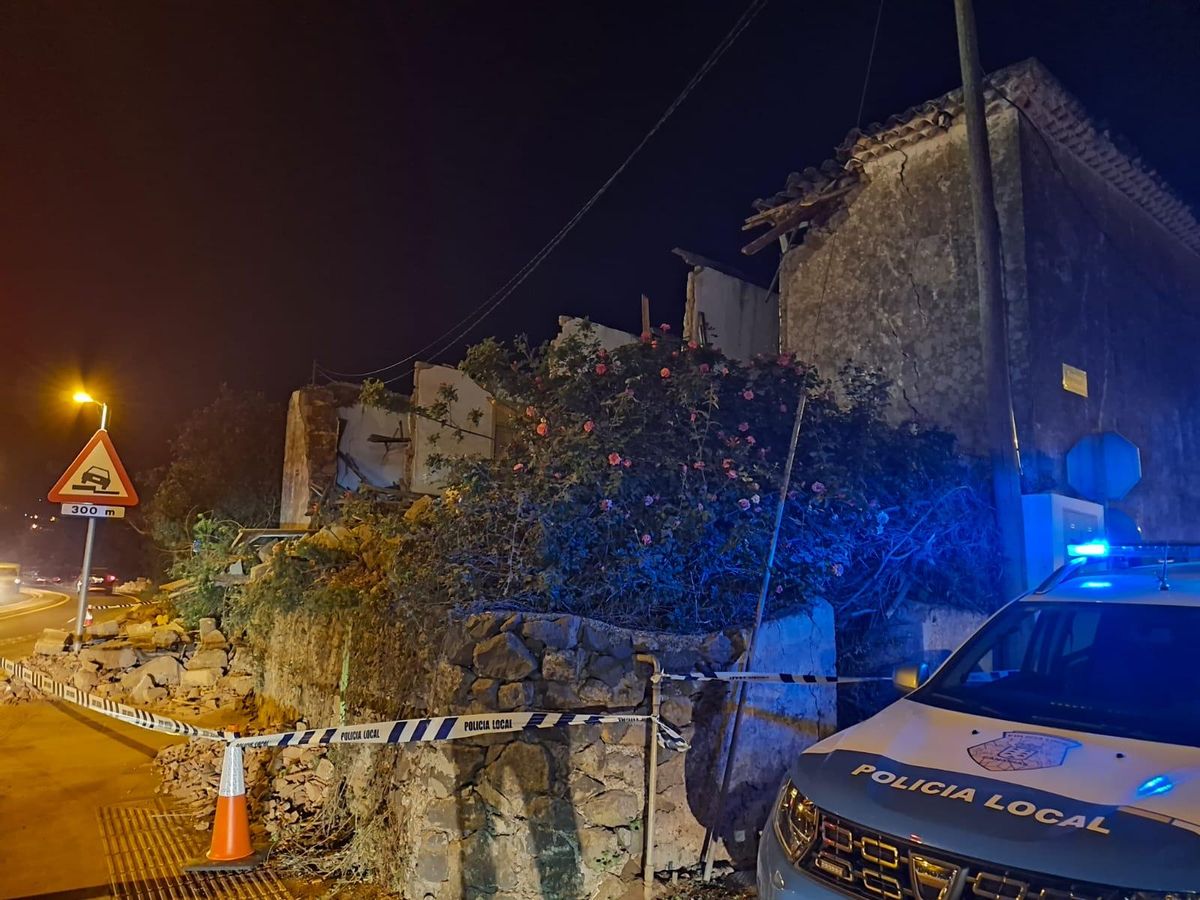 La Policía Local interviene en el derrumbe de una vivienda.