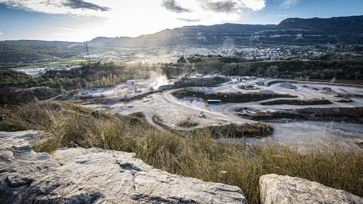 L'abocador de Fitó i la pedrera d'Àrids Xuclà, junts en el mateix terreny, amb Centelles al fons.
