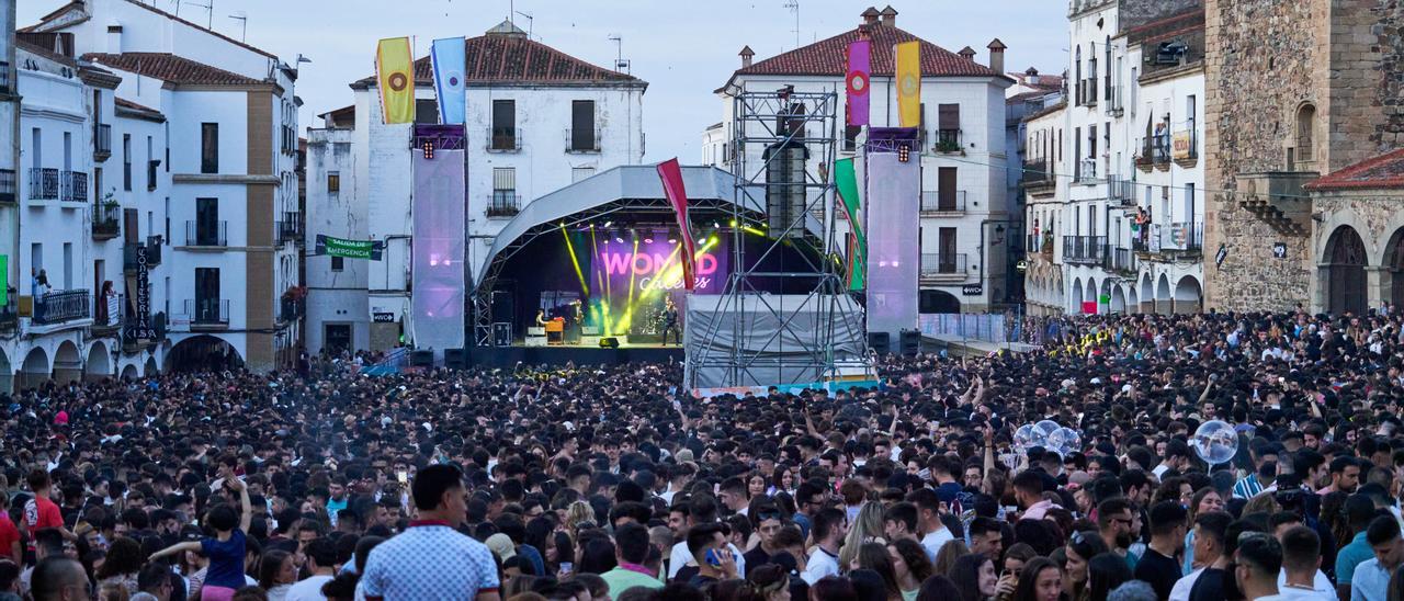 La plaza Mayor, a reventar, en uno de los conciertos de este sábado en la plaza Mayor.