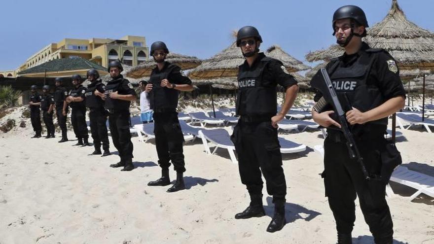 Policías tunecinos en la playa, horas después del atentado.