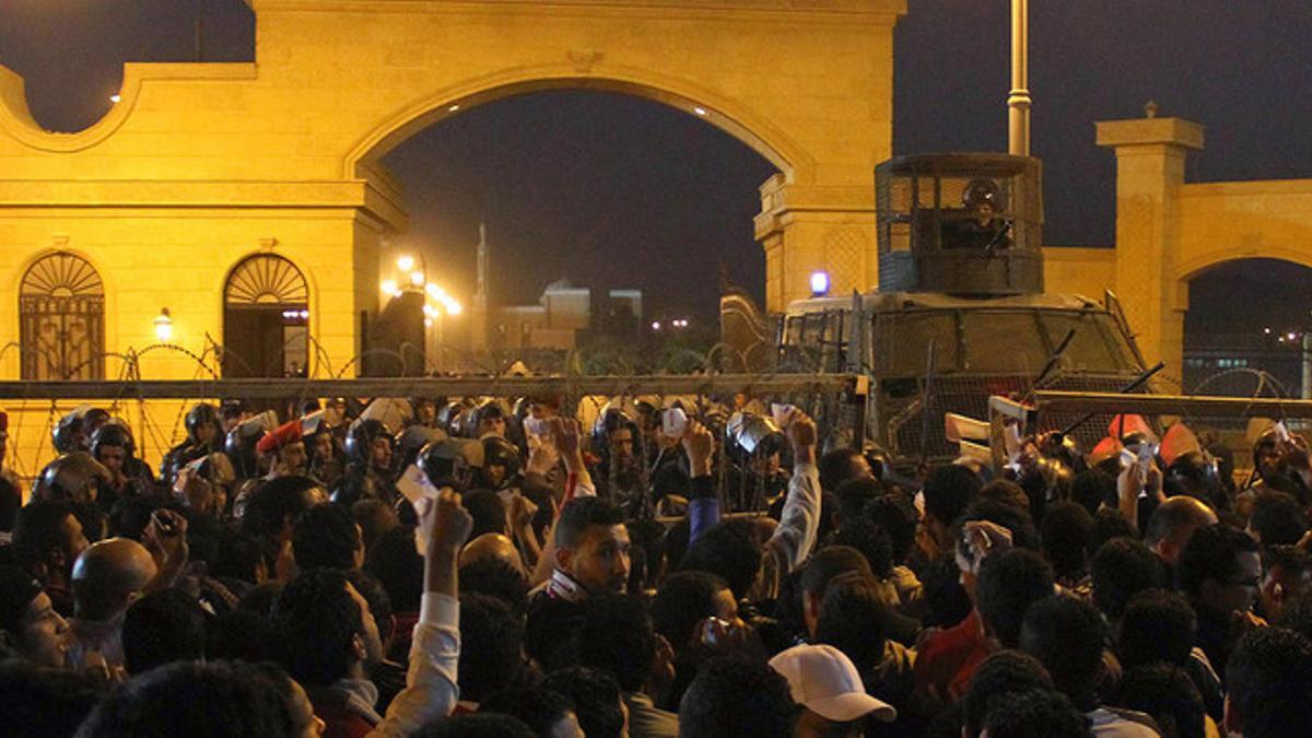 Decenas de aficionados tratan de acceder al estadio de la Defensa Aérea, antes del partido entre el Zamalek y el ENPPI en El Cairo