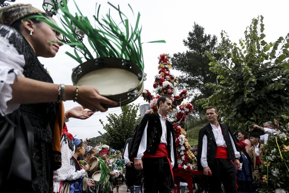 Procesión de la virgen de la salud y misa por las fiestas de Carreña de Cabrales