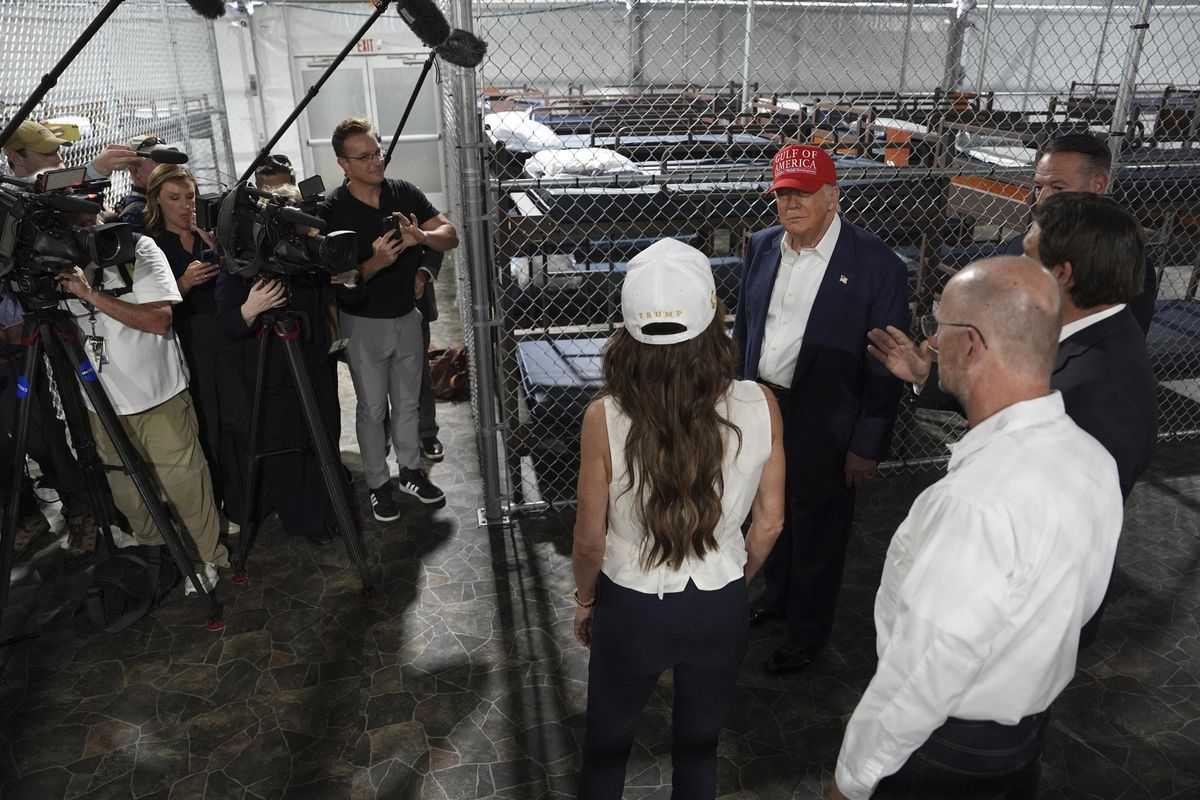 Trump, Noem y DeSantis, durante su visita al centro de detención de inmigrantes de Florida.
