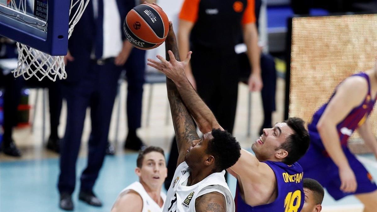 El madridista Trey Thompkins pelea un rebote con Pierre Oriola, el 13 de diciembre del 2018