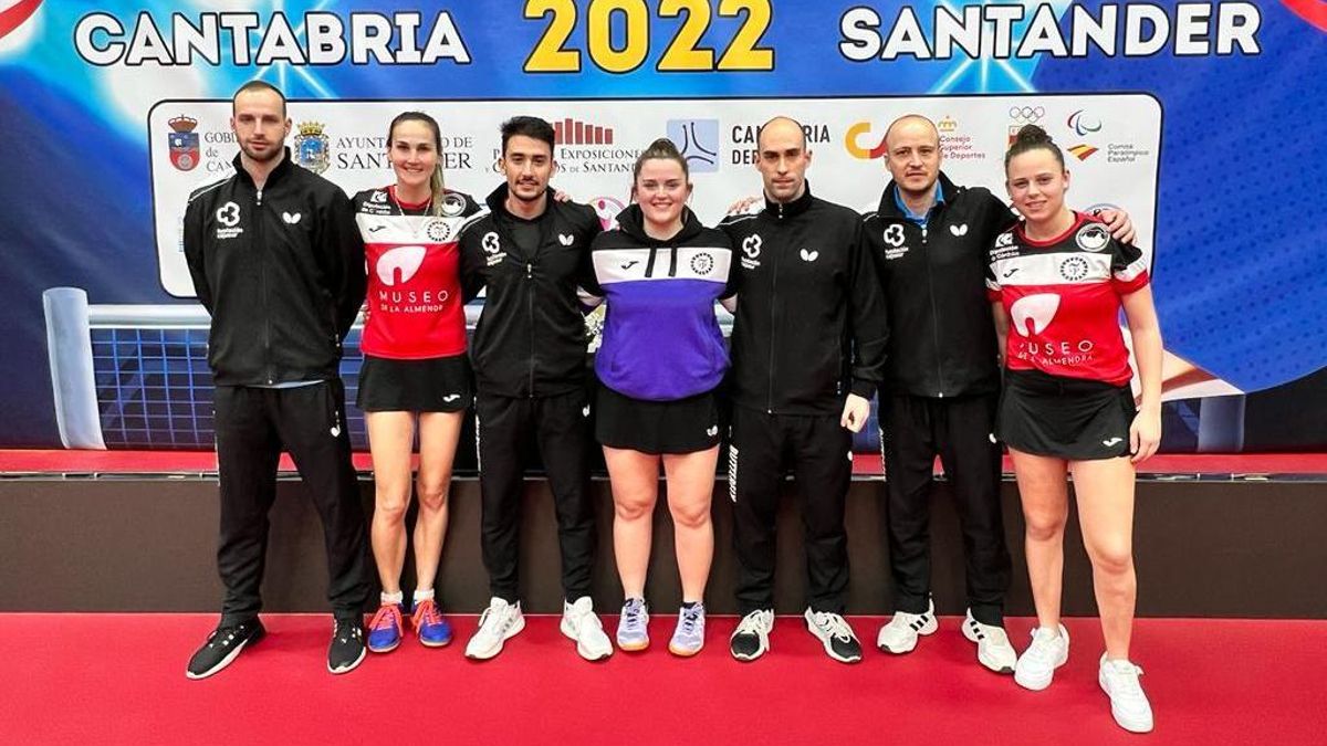 Componentes de los dos equipos de tenis de mesa de Priego.