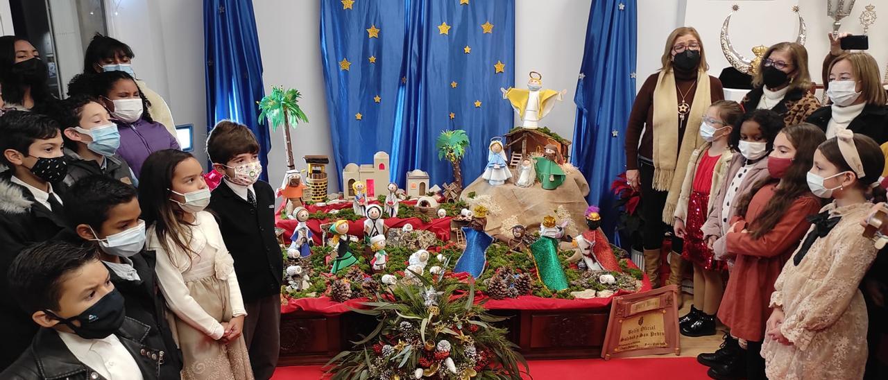 Un momento de la inauguración del belén de la cofradía de la Soledad