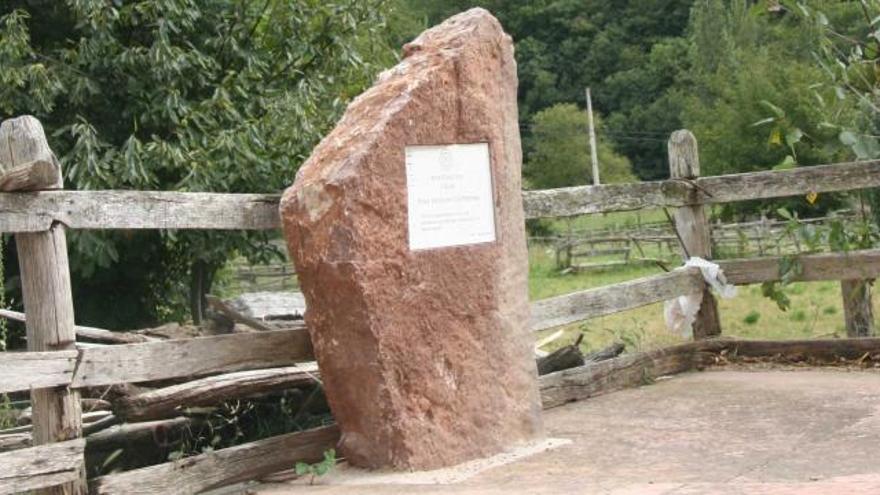 El monolito que recuerda a las víctimas enterradas en la fosa común de La Pozona, en Aller.