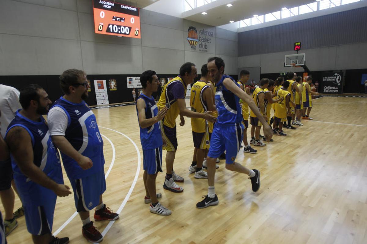 Partido entre los actores de 'Campeones' y el equipo de Burjassot que inspiró la película