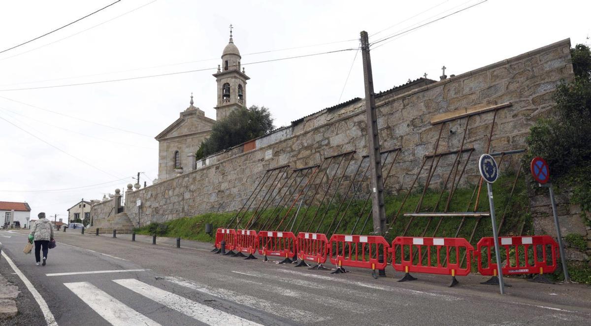 La zona apuntalada en el cementerio de Cornazo. | NOÉ PARGA