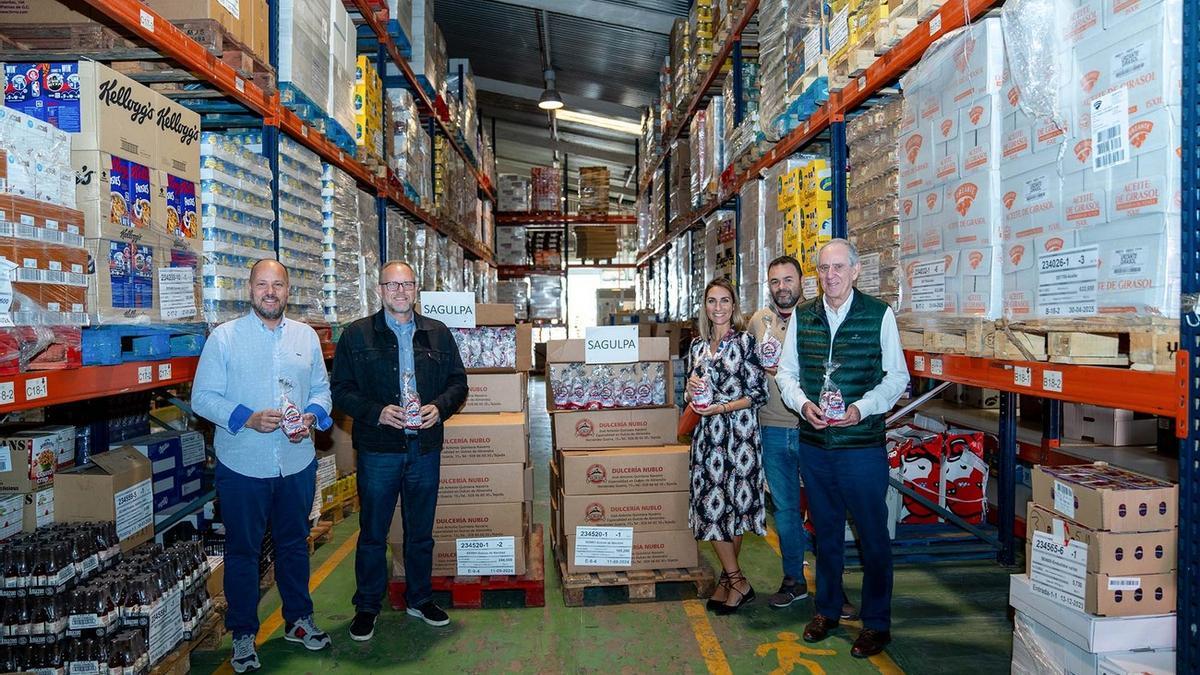 El concejal de Movilidad, José Eduardo Ramírez; el gerente de Sagulpa, Jose Ricart, y el presidente del Banco de Alimentos de Las Palmas, Pedro Llorca, junto a personal de Sagulpa.