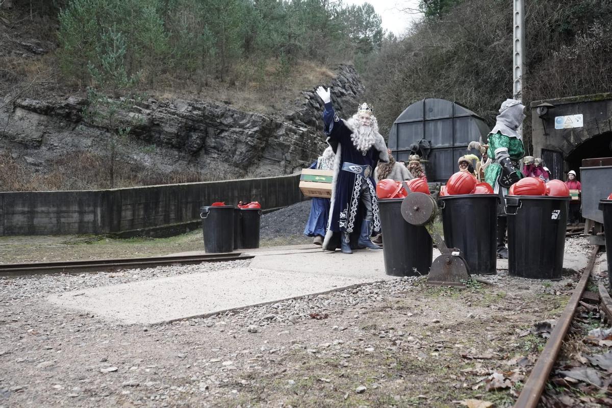 Un centenar d'infants acompanyen els reis a recollir el carbó a Sant Corneli: "És molt maco i proper”