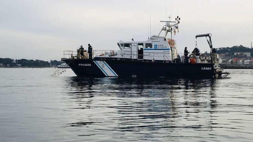 Efectivos de Gardacostas de Galicia levantan aparejos ilegales en aguas de Arousa. // Muñiz