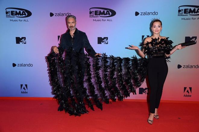 Rita Ora y su chico en la alfombra roja de los premios MTV EMA