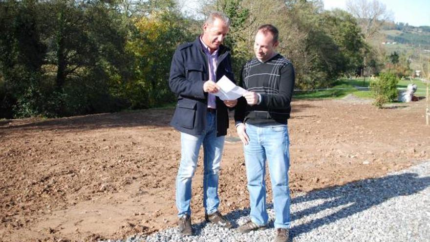 José Felgueres y Andrés Buznego revisan documentos en la zona de La Barquerina donde concluyeron las obras.