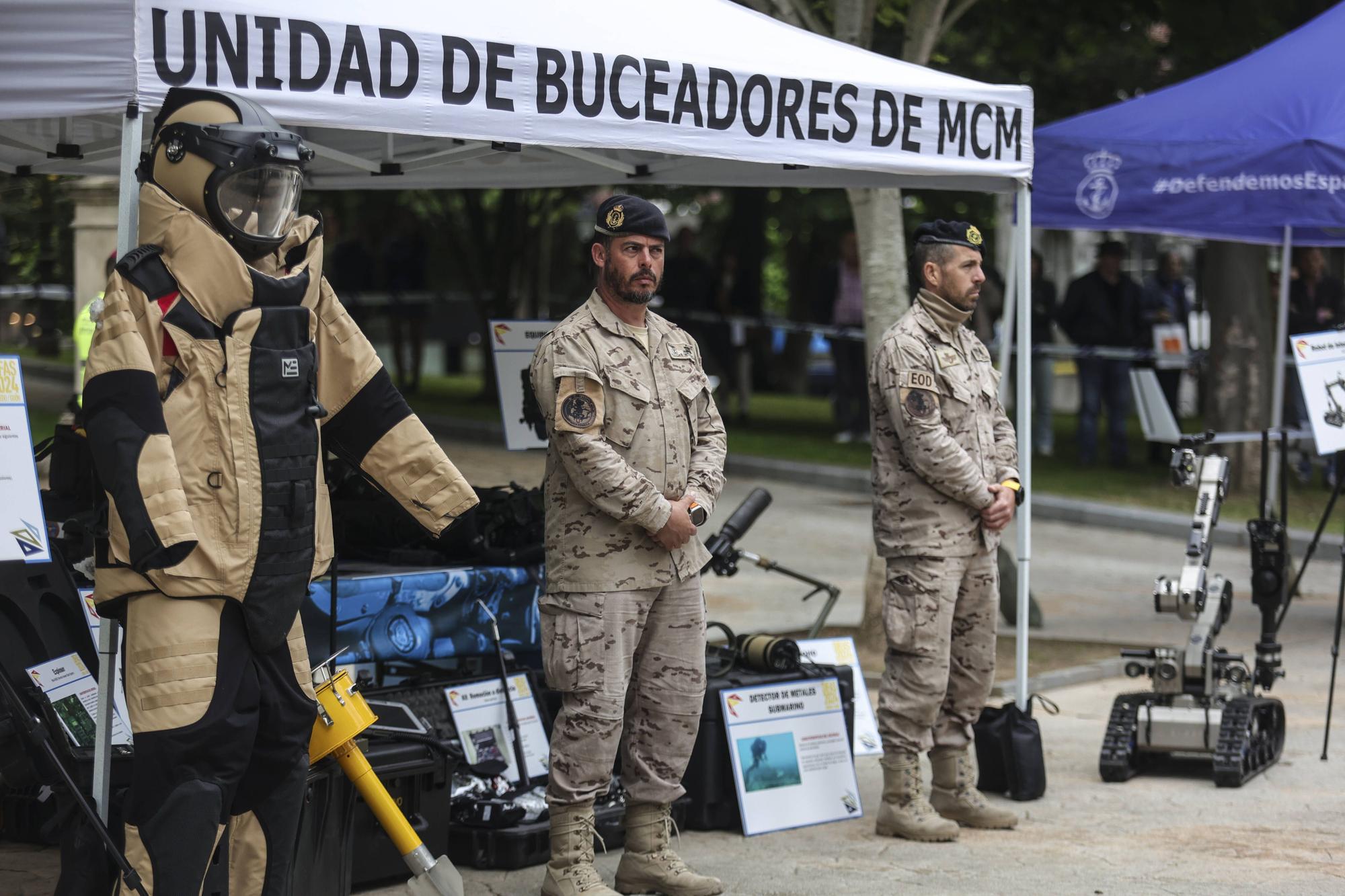 El izado de la bandera y la exposición del Bombé abren los actos del Día de las Fuerzas Armadas en Oviedo.