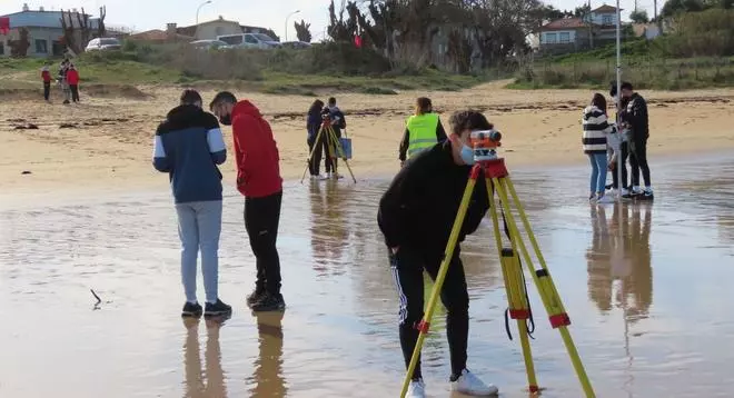 Científicos de Universidade y CSIC rescatan 2.000 metros cuadrados de dunas en Praia América