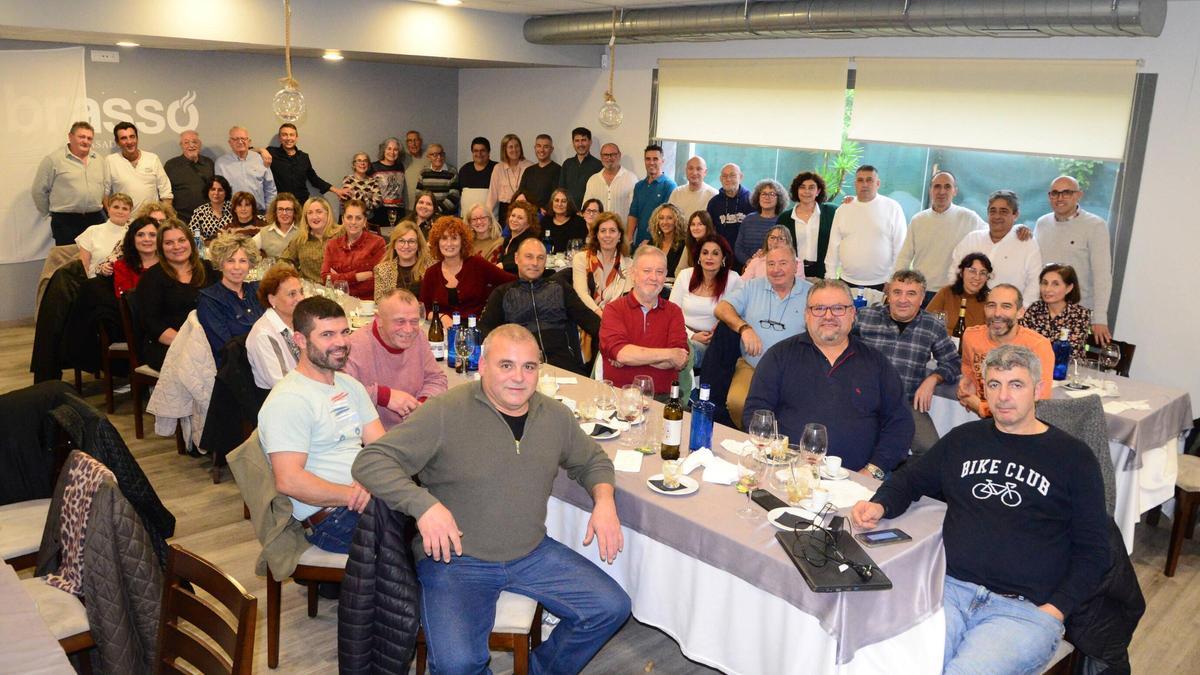 La reunión de confraternidad organizada ayer por el Grupo Novos Ventos de Beluso, en el Restaurante Brassó de Bueu.