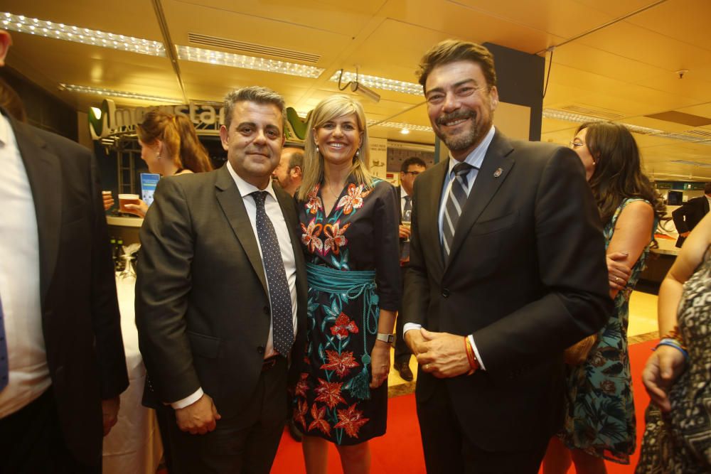 El director regional de El Corte Inglés, José Antonio Maseda, junto a la senadora Asunción Sánchez Zaplana, y a la derecha el portavoz popular en el Ayuntamiento Luis Barcala