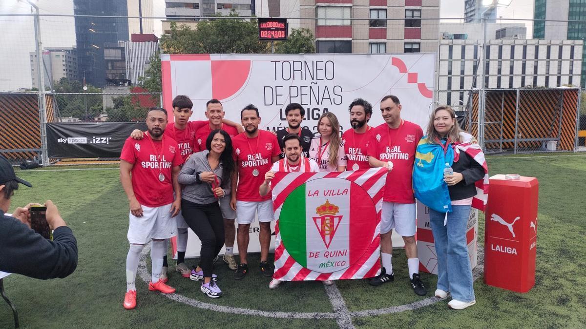 Integrantes de la peña La Villa de Quini, en el torneo de peñas de LaLiga en México.