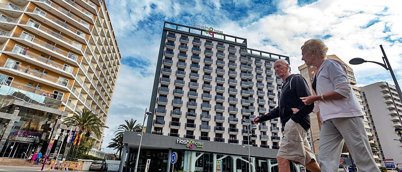 Una pareja de turistas británicos pasea por Benidorm, el año pasado. | DAVID REVENGA