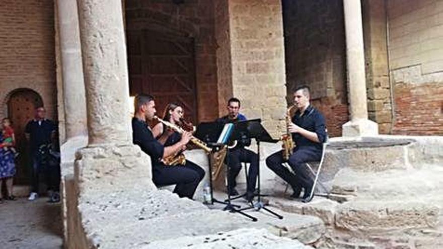 Los músicos tocando en el patio del convento.