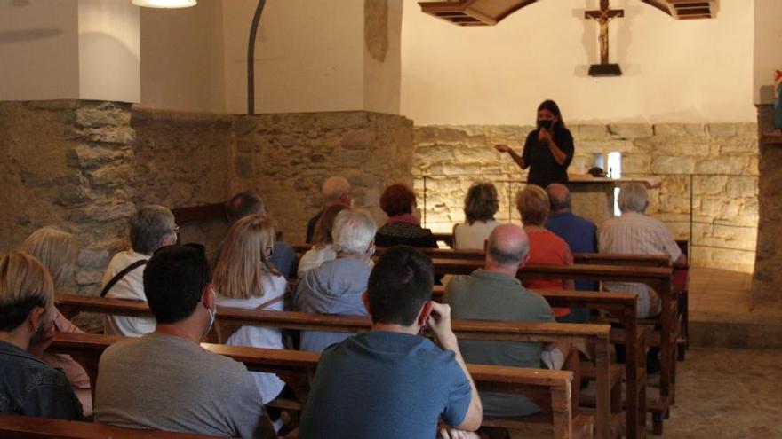 Un grup de visitants a l&#039;interior de l&#039;església de Santa Maria de Quadres, a Isòvol