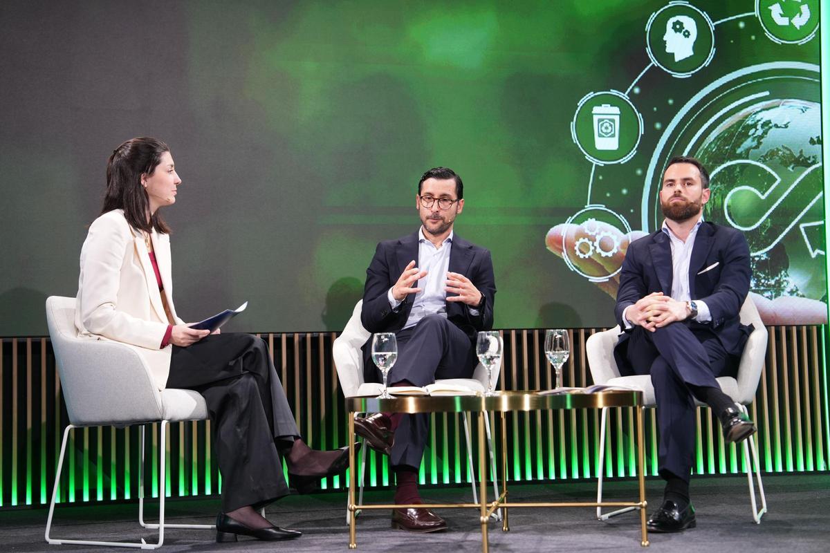 De izquierda a derecha, Irene Barquero (Forética), Rodrigo Gómez (Auren) y David Peral (Canal de Isabel II) en el diálogo sobre los retos del ‘reporting’ y la medición del impacto.
