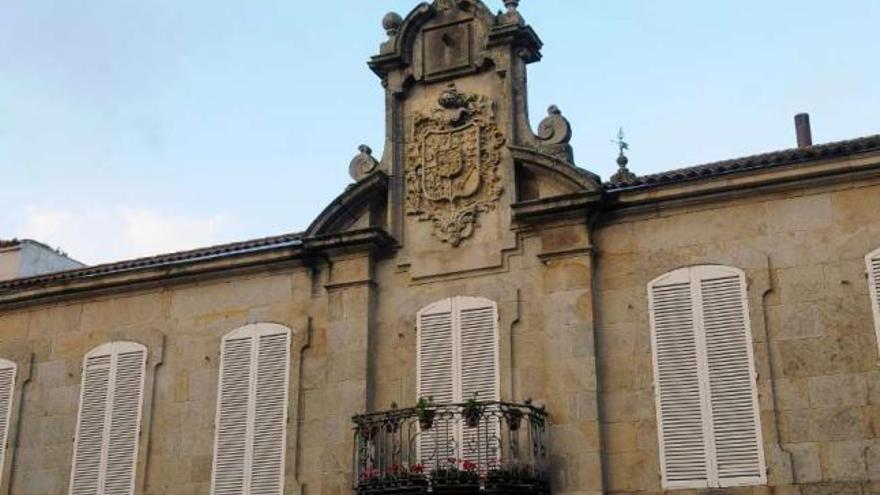 El pazo de Mugartegui, un palacete barroco, coronado por el escudo rococó.  // Gustavo Santos