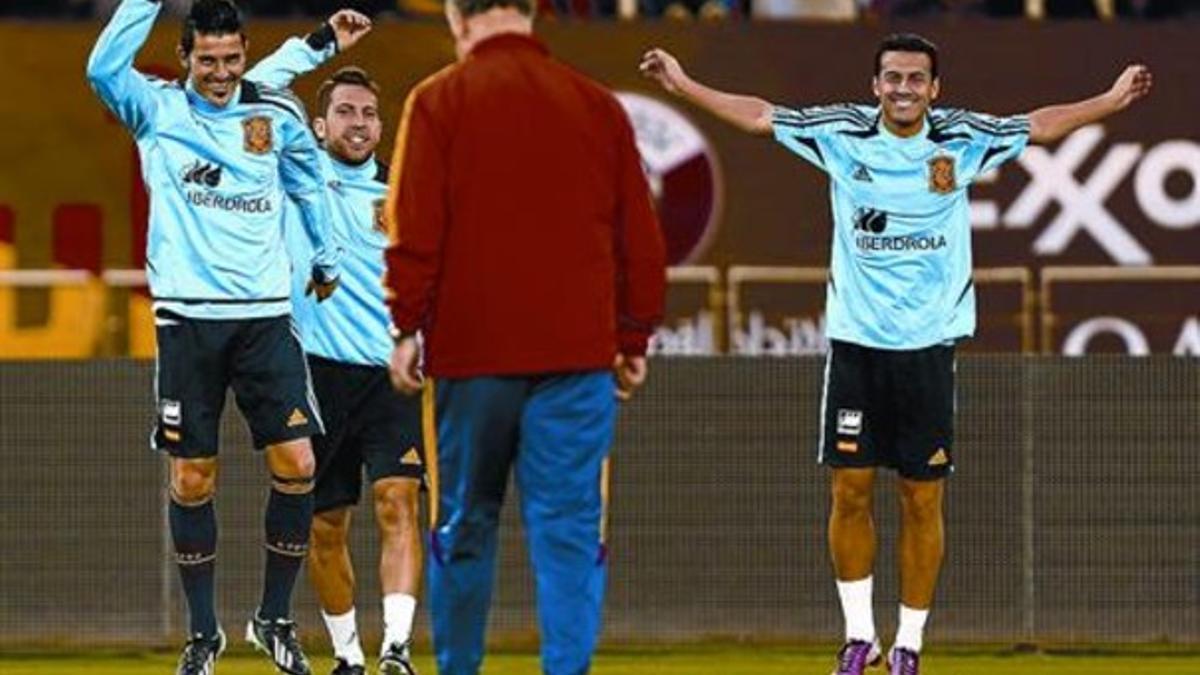 Villa, Alba y Pedro ríen ante Del Bosque en el entrenamiento de ayer de la selección en Doha.