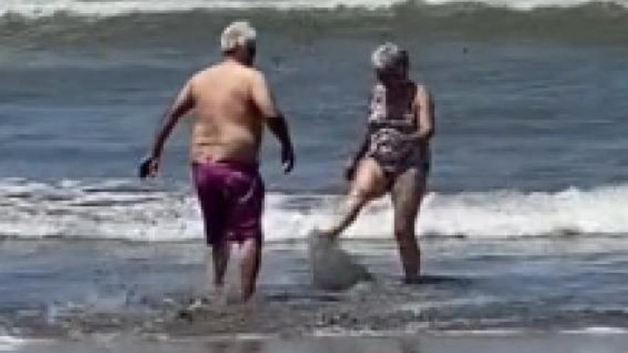 La parella, jugant a la vora de l'aigua