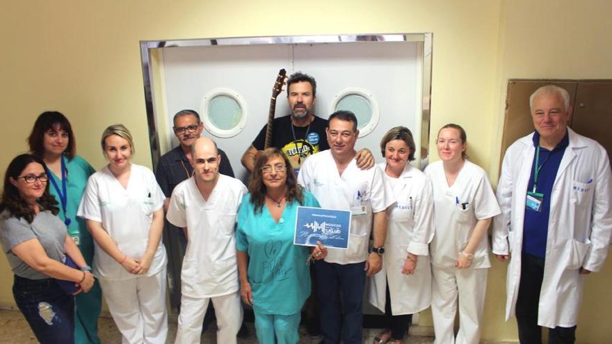 Pau Donés lleva su música al Hospital General de València