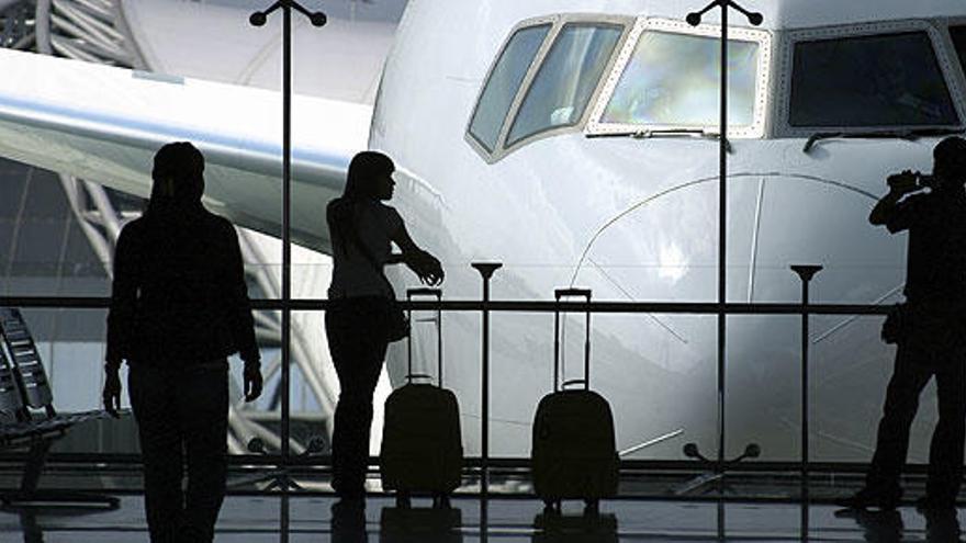 Pasajeros en un aeropuerto.