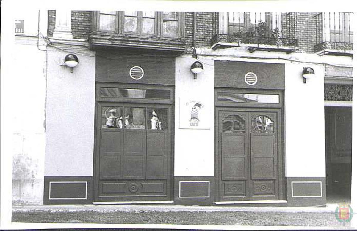 Entrada de El Largo Adiós, a finales de la década de los 70, cuando abrió frente a la catedral.