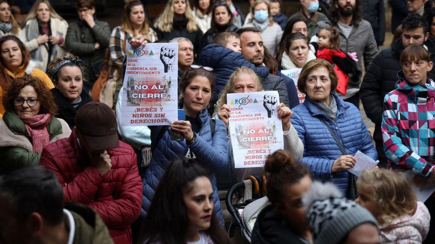 Padres de los pequeños de la guardería se concentraron ayer en señal de protesta por el cierre. | ÁLEX ZEA