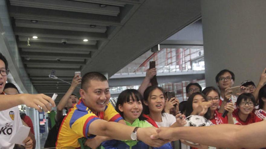 Gran recibimiento del Valencia CF a su llegada a Beijing.