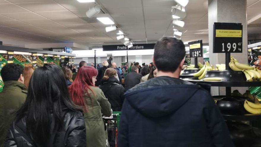 Largas colas en un Mercadona de Madrid.