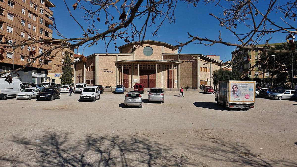 El solar de tierra de la iglesia de San Pascual de Elda será reurbanizado en los próximos meses.