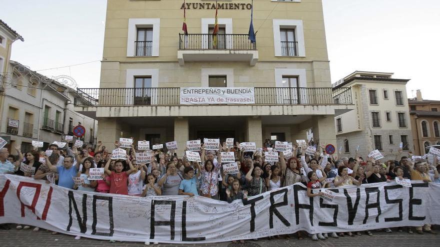 Manifestantes en la localidad de Sacedón, en Guadalajara, este sábado