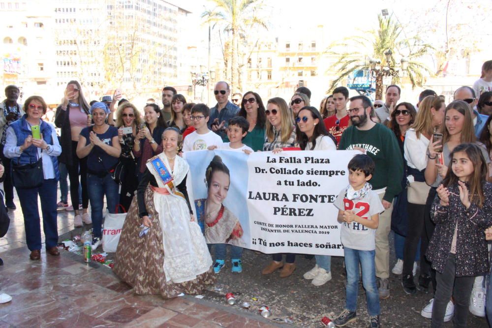 Laura Fontes con su pancarta de Doctor Collado. Ayer tenían tortilla gigante, tributo a Queen...